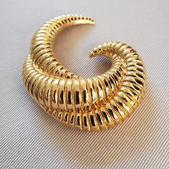 Vintage Monet Modernist Overlay Swirl Gold Tone Brooch - Picture 3 of 10